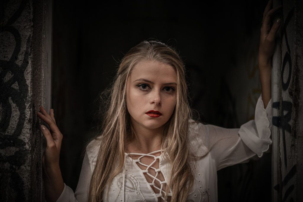 Melina-21 Mélina dans un lieu abandonné