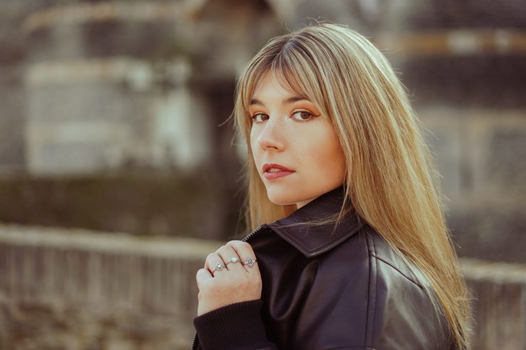 Laura Mannequin posant devant le chateau d'Angers