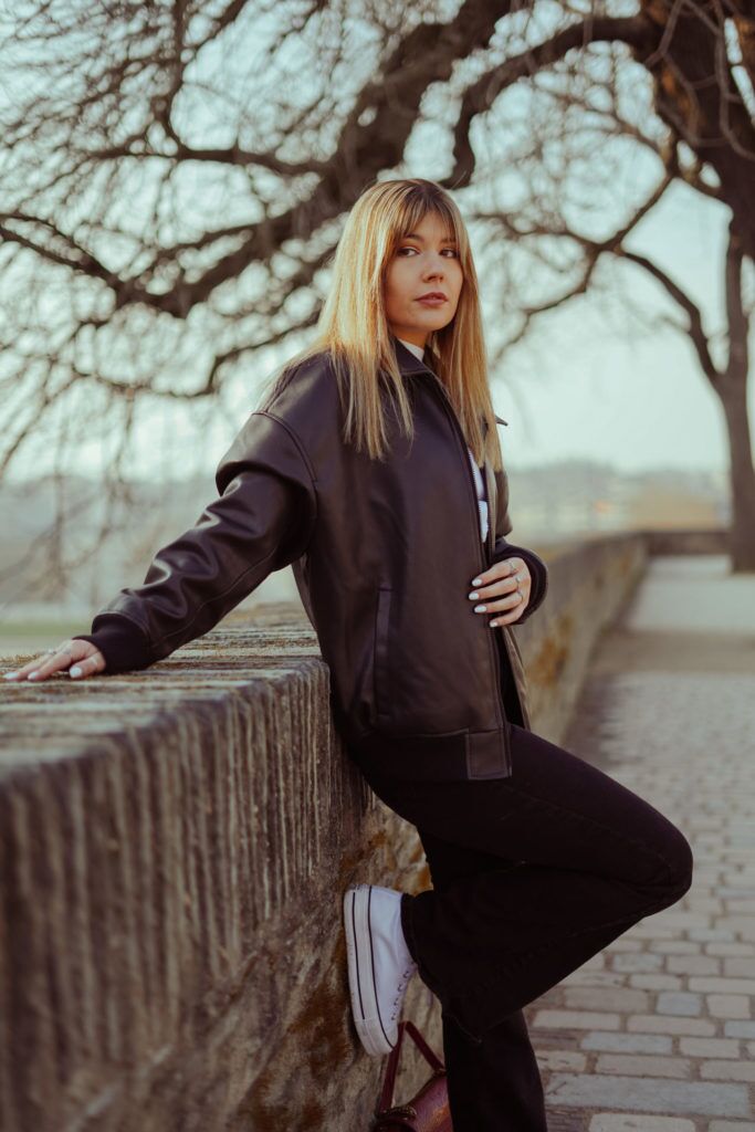 Laura-13 Modèle devant le chateau d'Angers