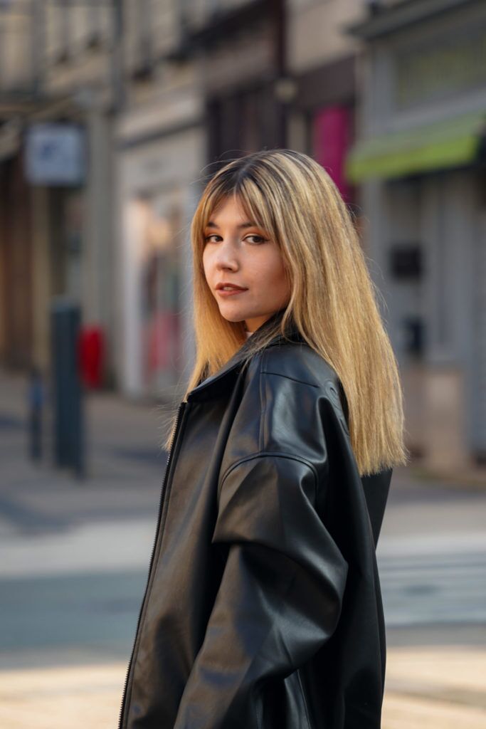 Laura-29 Photo d'une jeune femme dans les rues d'Angers
