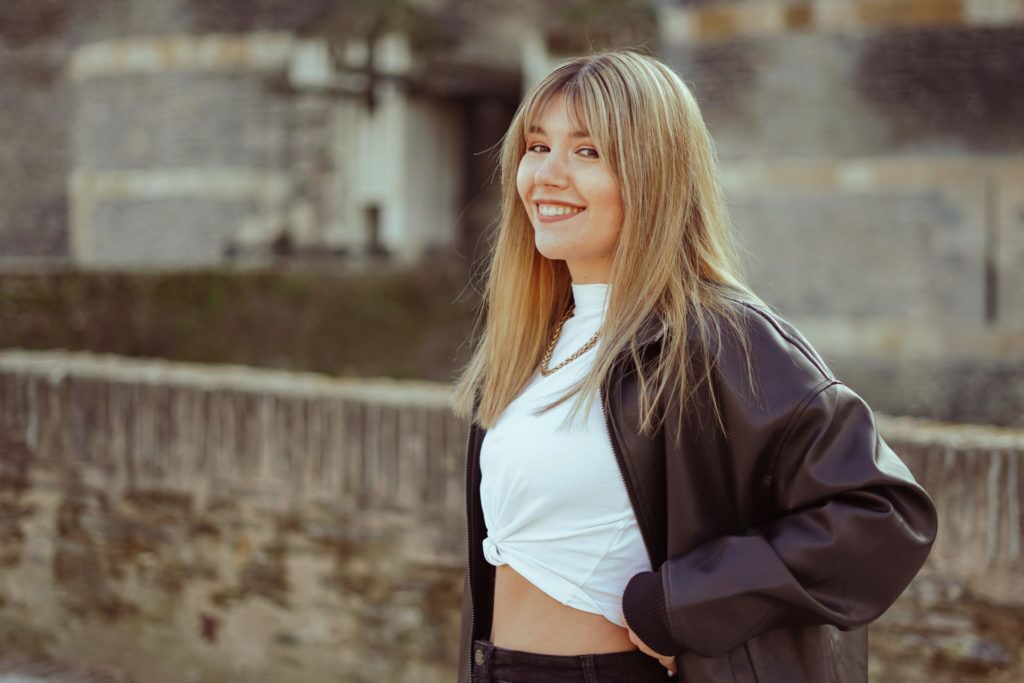 Laura-5 Photo de Laura souriant devant le chateau d'angers