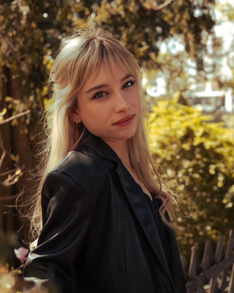 frederique-49 Portrait d'une jeune femme au jardin des plantes d'Angers